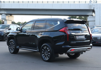 Подержанный автомобиль Mitsubishi Montero Sport 2023 года (7 фото)
