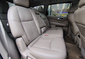 Подержанный автомобиль Nissan Pathfinder 2016 года (11 фото)