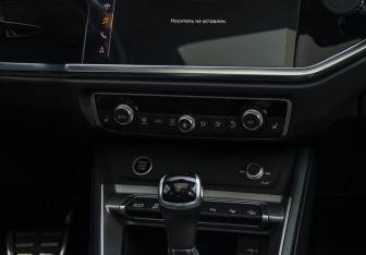 Подержанный автомобиль Audi Q3 2021 года (13 фото)