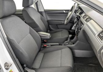 Подержанный автомобиль Skoda Rapid Liftback 2018 года (23 фото)