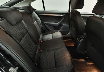 Подержанный автомобиль Skoda Octavia Liftback 2018 года (13 фото)