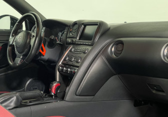 Подержанный автомобиль Nissan GT-R 2011 года (12 фото)