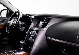 Подержанный автомобиль Infiniti QX70 2014 года (9 фото)