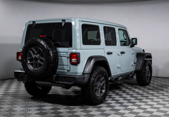 Подержанный автомобиль Jeep Wrangler 2024 года (5 фото)