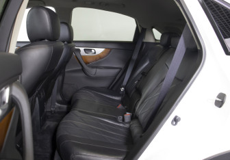 Подержанный автомобиль Infiniti QX70 2016 года (10 фото)