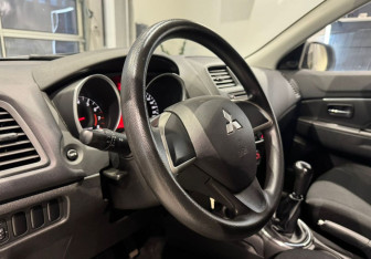 Подержанный автомобиль Mitsubishi ASX 2014 года (13 фото)