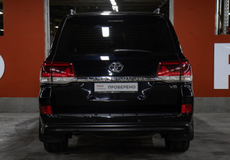 Подержанный автомобиль Toyota Land Cruiser Suv 2018 года (6 фото)