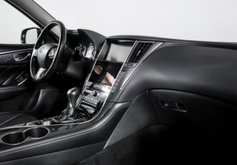 Подержанный автомобиль Infiniti Q50 2017 года (9 фото)