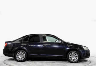 Подержанный автомобиль Volkswagen Jetta Sedan 2008 года (3 фото)