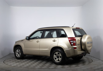 Подержанный автомобиль Suzuki Grand Vitara 2010 года (7 фото)