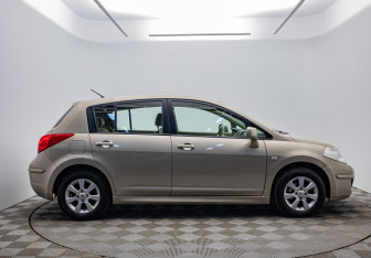 Подержанный автомобиль Nissan Tiida Hatchback 2012 года (5 фото)