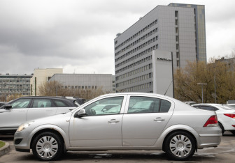 Подержанный автомобиль Opel Astra Sedan 2010 года (6 фото)