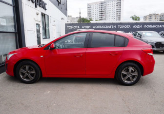 Подержанный автомобиль Chevrolet Cruze Hatchback 2013 года (8 фото)