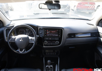 Подержанный автомобиль Mitsubishi Outlander 2018 года (9 фото)