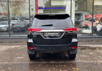 Подержанный автомобиль Toyota Fortuner 2018 года (7 фото)