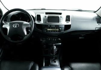 Подержанный автомобиль Toyota Hilux 2014 года (6 фото)
