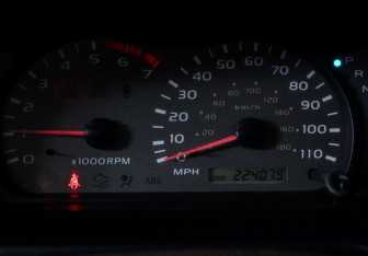 Подержанный автомобиль Toyota Sequoia 2004 года (11 фото)