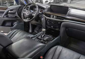 Подержанный автомобиль Lexus LX 2018 года (14 фото)