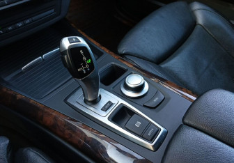 Подержанный автомобиль BMW X5 2007 года (14 фото)
