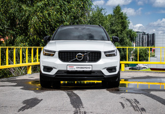 Подержанный автомобиль Volvo XC40 2019 года (2 фото)