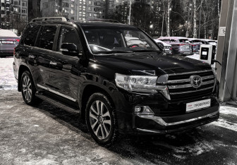 Подержанный автомобиль Toyota Land Cruiser Suv 2019 года (3 фото)