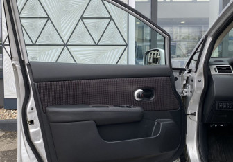 Подержанный автомобиль Nissan Tiida Hatchback 2010 года (18 фото)