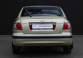 Подержанный автомобиль Hyundai Elantra Sedan 2004 года (6 фото)