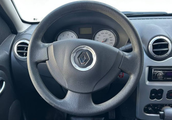 Подержанный автомобиль Renault Sandero 2012 года (12 фото)