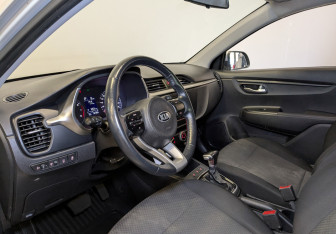 Подержанный автомобиль Kia Rio Hatchback 2021 года (15 фото)
