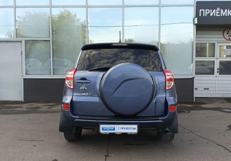 Подержанный автомобиль Toyota RAV4 2011 года (6 фото)