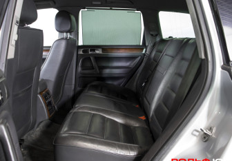 Подержанный автомобиль Volkswagen Touareg 2004 года (10 фото)