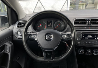 Подержанный автомобиль Volkswagen Polo Sedan 2017 года (13 фото)