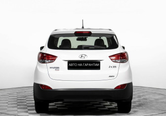 Подержанный автомобиль Hyundai ix35 2012 года (6 фото)