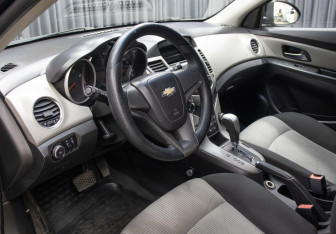 Подержанный автомобиль Chevrolet Cruze Sedan 2011 года (15 фото)