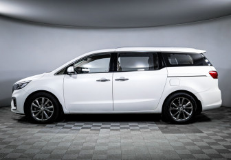 Подержанный автомобиль Kia Carnival 2019 года (8 фото)