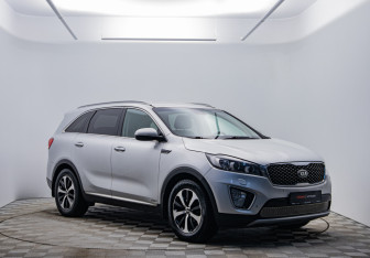 Подержанный автомобиль Kia Sorento 2015 года (3 фото)