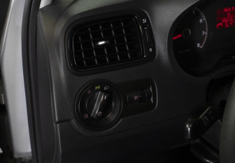 Подержанный автомобиль Volkswagen Polo Sedan 2012 года (19 фото)