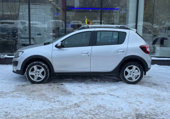 Подержанный автомобиль Renault Sandero 2017 года (5 фото)