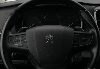 Подержанный автомобиль Peugeot Traveller 2020 года (13 фото)