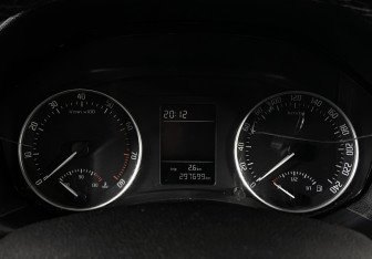 Подержанный автомобиль Skoda Octavia Liftback 2009 года (13 фото)