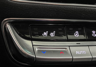 Подержанный автомобиль Kia K900 2019 года (18 фото)