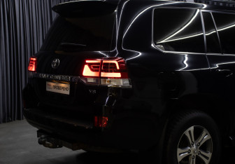 Подержанный автомобиль Toyota Land Cruiser Suv 2016 года (22 фото)