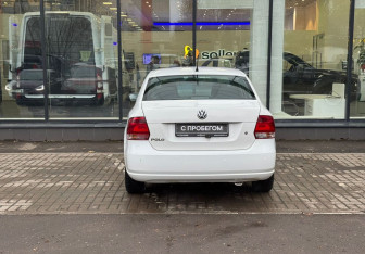 Подержанный автомобиль Volkswagen Polo Sedan 2013 года (7 фото)