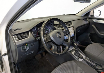 Подержанный автомобиль Skoda Octavia Liftback 2013 года (15 фото)