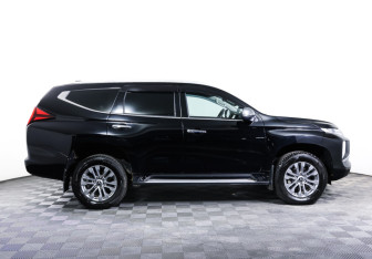 Подержанный автомобиль Mitsubishi Pajero Sport 2021 года (4 фото)