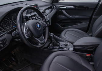 Подержанный автомобиль BMW X1 2016 года (10 фото)
