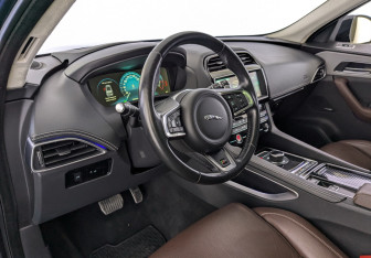 Подержанный автомобиль Jaguar F-Pace 2017 года (23 фото)