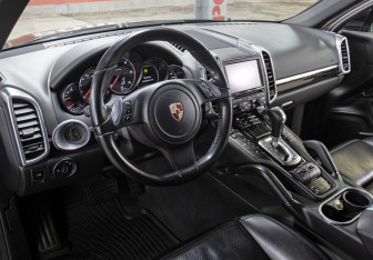 Подержанный автомобиль Porsche Cayenne 2011 года (16 фото)