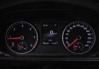 Подержанный автомобиль Volkswagen Multivan 2017 года (12 фото)