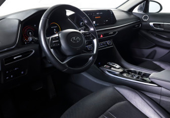 Подержанный автомобиль Hyundai Sonata 2020 года (14 фото)